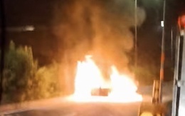 Ôtô bốc cháy sau tai nạn ở TP.HCM, 2 người chết