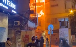 Ngôi nhà 3 tầng bốc cháy dữ dội, cả khu phố bị cắt điện trong đêm