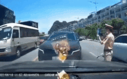 Ô tô đi ngược chiều còn ngang ngược, chờ CSGT tới mới ngoan ngoãn lạ thường!
