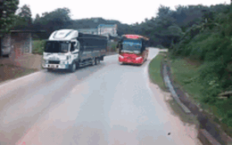 Tránh ô tô khách chạy ẩu, xe container chấp nhận lật xe để cứu nhiều người: Bác tài quá dũng cảm!