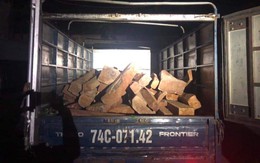 Điều tra vụ vận chuyển 2 tấn gỗ hương tía không rõ nguồn gốc