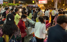 Ngỡ ngàng cảnh hàng nghìn người chen chân ở sân bay Tân Sơn Nhất lúc 1h sáng, tài xế công nghệ tắt app vì xăng tăng, du khách vật vờ mòn mỏi chờ bắt xe