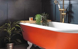 Phòng tắm gia đình thêm phần rực rỡ với điểm nhấn là chiếc bồn tắm đầy màu sắc