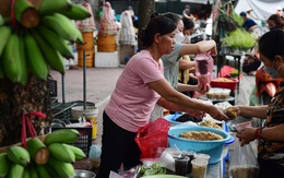 Người Hà Nội dậy sớm mua rượu nếp về "diệt sâu bọ"