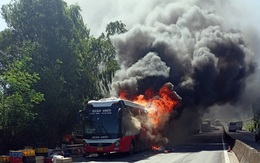 Xe khách chở 20 người bốc cháy dữ dội trên quốc lộ