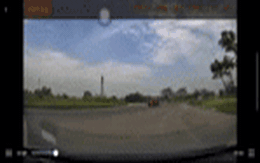 Tranh cãi hành động tài xế ô tô cố tình đè lên bãi thóc của người dân phơi trên đường