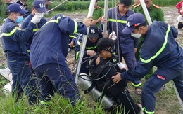 Hút cạn nước giếng sâu hơn 10m tìm thi thể người đàn ông