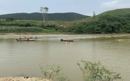 Hai vợ chồng lật thuyền giữa sông, người vợ tử vong