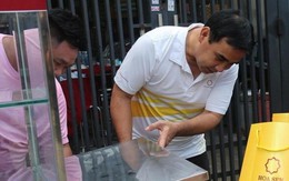 Thương "chàng béo" dạy học miễn phí 14 năm, Quyền Linh tặng xe bán bánh mì