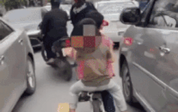 Giật mình xem clip trẻ em tung tăng đạp xe giữa dòng xe máy, ô tô đông đúc