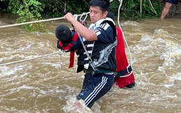 Nghẹt thở cảnh giải cứu 4 trẻ em, 2 phụ nữ bị mắc kẹt bên bờ suối