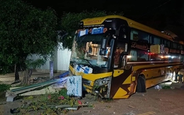 Ô tô khách va chạm xe máy rồi lao vào nhà dân, một người tử vong