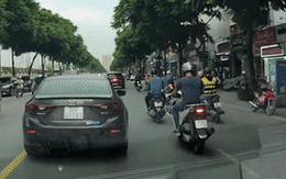 Đạp tài xế 'cắm mặt' vào điện thoại ngã văng xuống đường, nam thanh niên bị CĐM chỉ trích