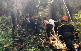 Gay cấn nhiều giờ đưa thi thể kẹt trên vách núi cao hiểm trở xuống đất