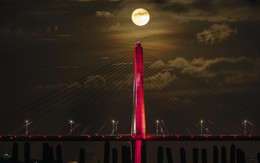 Siêu trăng soi sáng cầu Nhật Tân tối 14/7