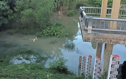 Dắt nhau đi chơi, hai chị em rơi xuống cống nước tử vong