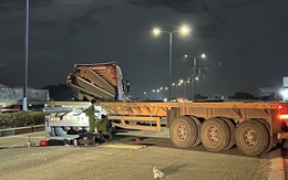 Bình Dương: Xe máy tông vào xe container, nam thanh niên tử vong tại chỗ