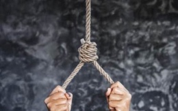Thi thể người đàn ông trong tư thế treo cổ bên đường