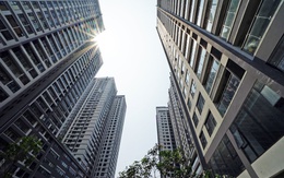 Nam thanh niên trượt chân rơi từ tầng 3 chung cư xuống đất