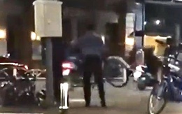 Bảo vệ công viên Bạch Đằng ném xe đạp trên vỉa hè ra đường