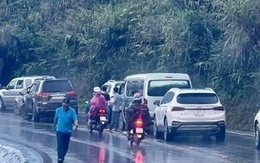 Xe khách đấu đầu xe container, 4 người thương vong