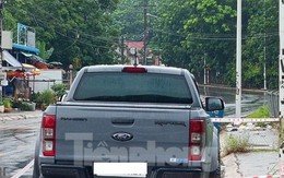 Phát hiện tài xế ngồi bất động trong xe bán tải sau hai ngày đậu giữa đường