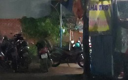 Tá hỏa khi thấy đồng nghiệp mặc quần đùi nằm bất động