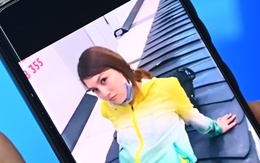 Nữ khách ngồi kiểu khiếm nhã trên băng chuyền hành lý sân bay