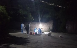 Thi thể người đàn ông phân hủy ở gốc cây