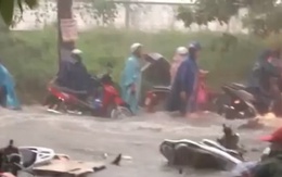 Nguyên nhân khiến Đồng Nai mưa lớn, nước cuốn trôi xe máy
