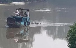 Đưa thi thể thanh niên mặc áo thun đen vào bờ