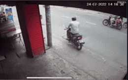 TP.HCM: Cô gái 19 tuổi bị kẻ trộm xe máy kéo ngã sõng soài trên đường