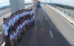 Mải mê chụp ảnh trên cầu, nhóm 20 người suýt bị ô tô tông