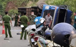 Xe container đổ dốc, lật trên đèo khiến 2 anh em tử vong