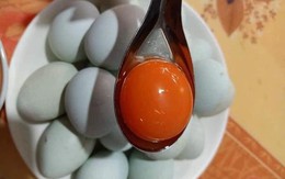 Loại trứng gà có màu lạ, giá lại rẻ, dân buôn bán cả nghìn quả mỗi ngày