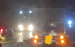 Cháu bé 3 tuổi và bố tử vong sau va chạm với xe tải trên quốc lộ