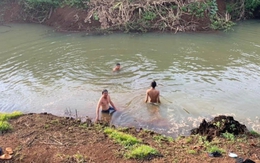 Dùng 6 máy bơm tát cạn ao sâu để tìm thi thể 2 anh em đuối nước