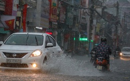 TP.HCM mưa tối trời, đường trung tâm ngập nặng