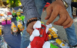 Kinh hãi đồ chơi trẻ em chạy bằng pin không nhãn mác bày bán la liệt từ lề đường đến siêu thị 
