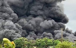 Hà Nội: Cháy xưởng chăn ga gối đệm, cột khói đen cao hàng trăm mét
