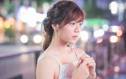 Dọn dẹp phòng học của con, tôi đau đớn khi thấy một tấm ảnh rơi ra