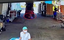 Lùi xe nâng hàng thiếu quan sát đè chết nữ công nhân