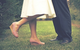 Đến nhà nhân tình của chồng, cô ta đưa một thứ khiến tôi vội bỏ về