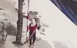 Camera ghi lại cảnh xe Mazda húc bay người dân bên vỉa hè, rơi cả biển số