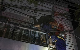 Kẹt trong ngôi nhà cháy, bố mẹ cùng 2 con ra ban công kêu cứu