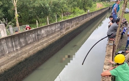 Thi thể thanh niên dưới mương nước, xe máy chổng bánh trên bờ