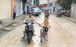 Trên đường đi học, cháu bé 11 tuổi bị gã đàn ông cướp giật tiền