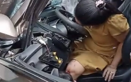 Nữ tài xế mắc kẹt trong ghế lái ôtô sau cú va chạm với xe tải