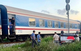 Tàu hỏa húc bay ô tô, 6 phụ nữ may mắn thoát chết