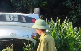 Kinh hoàng ô tô do phụ nữ điều khiển chạy ‘như bay’ đâm xe máy rồi lật ngửa